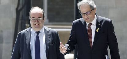 El presidente de la Generalitat, Quim Torra (d), ha iniciado su ronda de contactos con líderes parlamentarios con una reunión con el primer secretario del PSC, Miquel Iceta, (i).