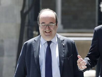 El presidente de la Generalitat, Quim Torra (d), ha iniciado su ronda de contactos con l&iacute;deres parlamentarios con una reuni&oacute;n con el primer secretario del PSC, Miquel Iceta, (i).