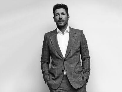 Diego Pablo Simeone con un traje de Dolce & Gabbana y una camisa blanca de la colección Purple Label de Ralph Lauren.