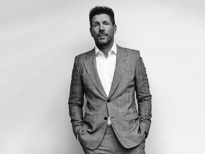 Diego Pablo Simeone con un traje de Dolce & Gabbana y una camisa blanca de la colección Purple Label de Ralph Lauren.