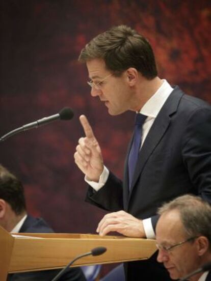 Mark Rutte explica en el parlamento el nuevo acuerdo con los socialdemócratas.