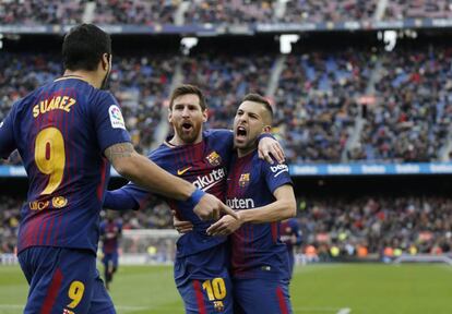Luis Suárez celebra su gol junto a Messi y Jordi Alba.