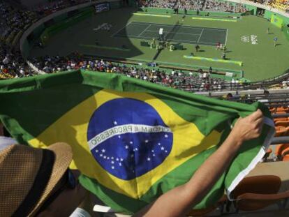 Aficionado con la bandera de Brasil en un partido de tenis de los Juegos Ol&iacute;mpicos.