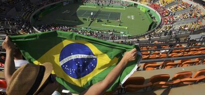 Aficionado con la bandera de Brasil en un partido de tenis de los Juegos Ol&iacute;mpicos.