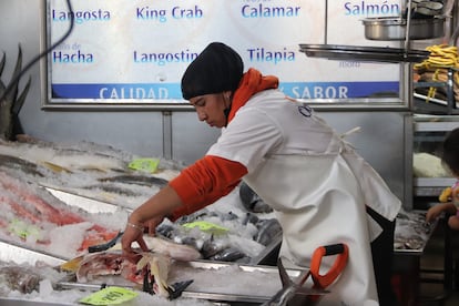 Una vendedora de pescado en el mercado de La Viga, en Ciudad de México, en febrero de 2024.