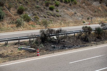 La mediana de la carretera donde ha explotado el coche de Diego Jota.