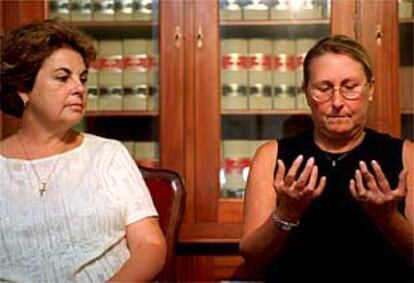 Encarnación Morán, a la izquierda, y María del Carmen Castaño ayer, en el despacho de su abogado.