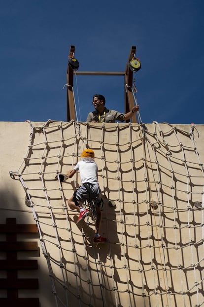 Álvaro Jiménez, de 33 años, se prepara las oposiciones de Magisterio. Pero estos meses trabaja en un campamento con niños en Marbella.