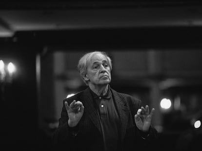 Pierre Boulez, en un ensayo de 'El ruiseñor', de Stravinski, en París en 1997. Sus manos dibujan dos círculos como los que describió Jacques Lonchampt en la crítica del primer concierto importante del director.