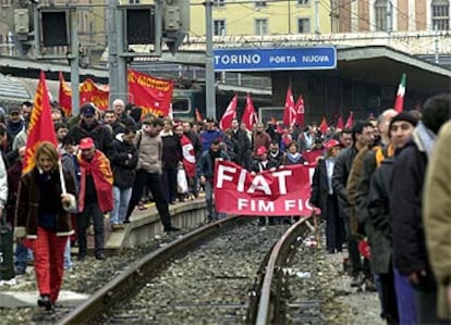Manifestación de trabajadores de Fiat, en la estación de tren de Porta Nuova, cerca de Turín.