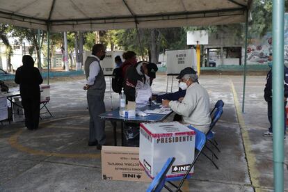 Personas hacen fila para votar en el municipio de Tultitlán, Estado de México.