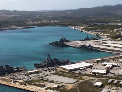 Vista aérea da base naval no porto de Apra (Guam), em 2016