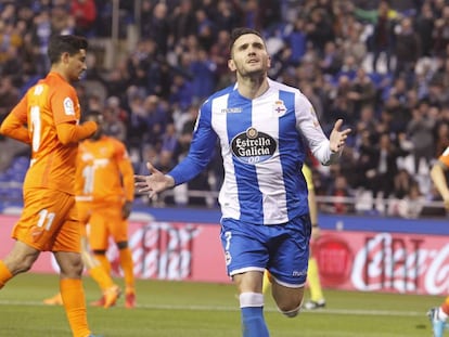 Lucas Pérez celebra el primer gol del Deportivo.