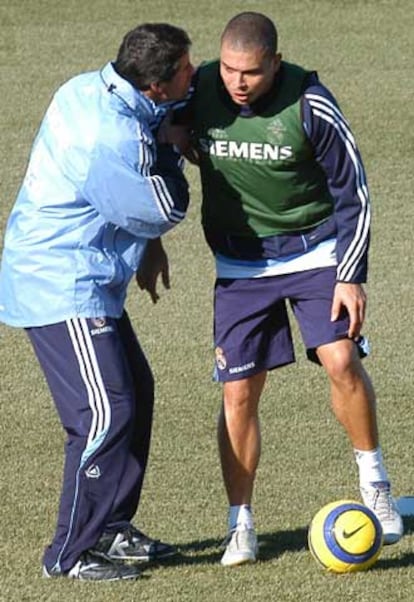 López Caro da instrucciones a Ronaldo durante un entrenamiento
