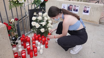 Una joven enciende una vela en recuerdo de Younes Bilal, asesinado este domingo, en Mazarrón (Murcia).