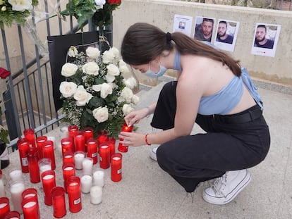 Una joven enciende una vela en recuerdo de Younes Bilal, asesinado este domingo, en Mazarrón (Murcia).