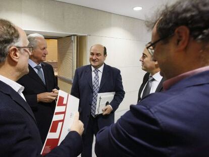 El presidente del PNV, Andoni Ortuzar (centro), en la inauguración de un seminario en Hondarribia.