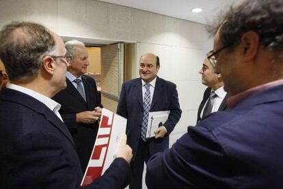 El presidente del PNV, Andoni Ortuzar (centro), en la inauguración de un seminario en Hondarribia.