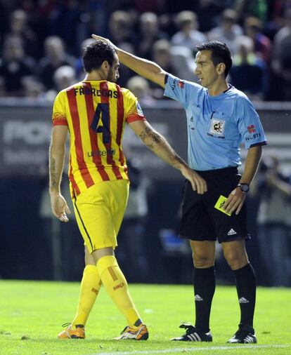 Cesc Fàbregas ve la tarjeta amarilla.