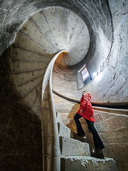 La escalera de caracol para subir a la casa del campanero en la catedral de Segovia.