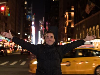 Vicente Amigo en la Sexta Avenida, al lado del Carnegie Hall.