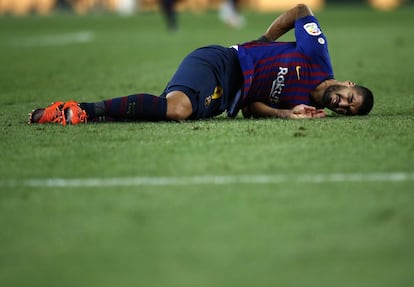 Luis Suárez con gesto de dolor sobre el césped