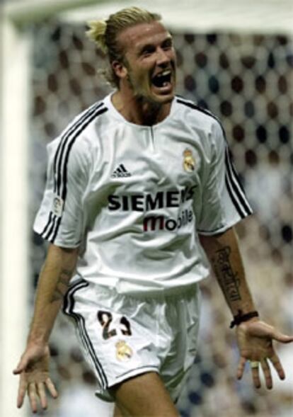 Beckham aprovecha el fallo de Franco para marcar el tercer gol del Madrid.