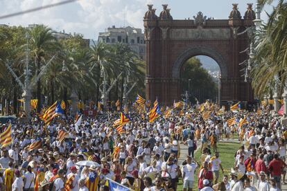 Personas con esteladas se manifiestan a favor de la independencia de Cataluña. 