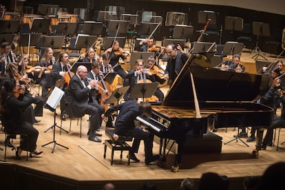 El pianista Daniil Trifonov, el trompetista Thomas Rolfs, la Orquesta del Festival y Andris Nelsons, tras el último acorde de una versión electrizante del Concierto para piano op. 35 de Shostakóvich.