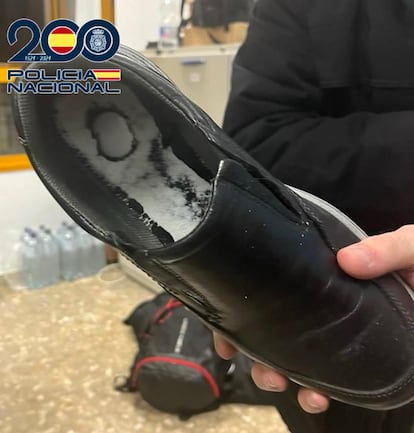 El zapato del rehén liberado en el que el grupo de secuestros y extorsiones de la Policía Nacional encontró un localizador.