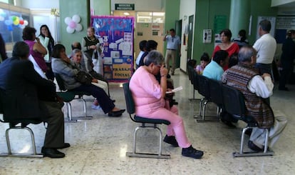 Sala de espera de una cl&iacute;nica del Seguro Social en la Ciudad de M&eacute;xico.