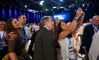 El líder del PP (en el centro) se fotografía antes del congreso del partido, este viernes.
