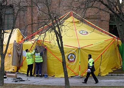 Carpa en el cementerio de la Almudena adonde fueron trasladados los cadáveres no identificados.