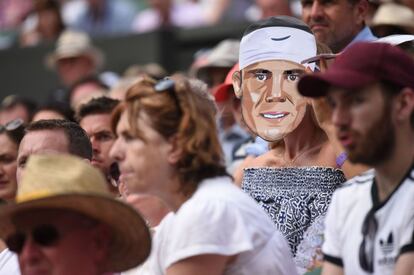 Un espectador con una mascara de Rafa Nadal, durante el cuarto partido de indidividuales en la séptima jornada de Wimbledon.