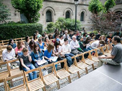 Una classe al claustre de la Universitat de Barcelona.