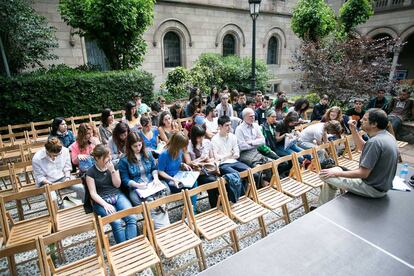 Una classe al claustre de la Universitat de Barcelona.