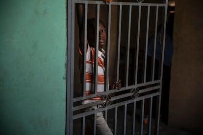 Un niño desplazado de su casa en Croix-des-Missions se refugia en una escuela convertida en albergue en el barrio Tabarre, en abril de 2022.