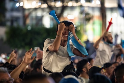 Simpatizantes de Nayib Bukele celebran su triunfo frente al Palacio Nacional.