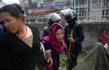 Una mujer llora mientras su casa temporal es derribada por la policía en un refugio de víctimas de terremotos en el centro de Katmandú (Nepal). La policía derribó cientos de casas temporales en la capital nepalí, donde personas que perdieron sus hogares en 2015, han estado viviendo durante dos años.