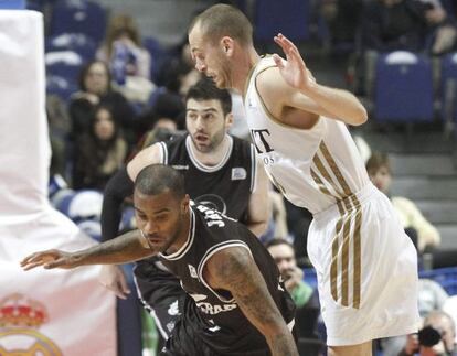 El base estadounidense del Gescrap Bizkaia Aaron Jackson disputa un balón con el jugador del Real Madrid Sergio Rodríguez durante el partido del pasado domingo.