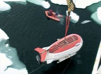 El buque nodriza "Académico Fiódorov" ha sido el encargado de depositar sobre las aguas del Ártico los dos mini submarinos, el Mir-1 y el Mir-2. La inmersión en las heladas aguas del Polo Norte ha durado casi diez horas.