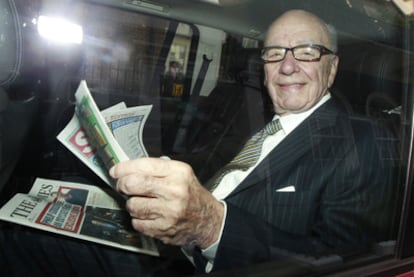 El empresario Rupert Murdoch con ejemplares de dos de sus periódicos, <i>The Sun</i> y <i>The Times,</i> ayer en Londres.