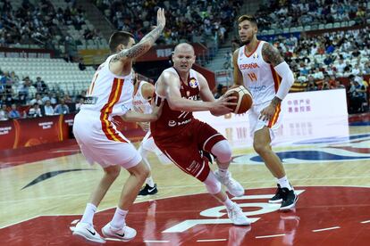 El polaco Damian Kulig intenta esquivar a Willy Hernangómez. 