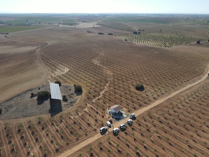 Imagen de un dron durante un registro del Seprona en Iniesta (Cuenca), en una operación contra los pozos ilegales. 