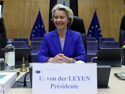 La presidenta de la Comisión Europea, Ursula von der Leyen, participa en la reunión del Colegio de Comisarios, este martes en Bruselas.