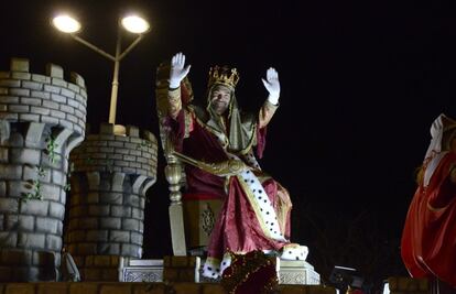 El Rey Gaspar saluda a los niños que lo esperan en Valencia.