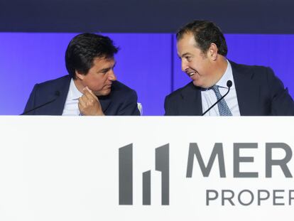Ismael Clemente, CEO de Merllin Properties (a la izquierda) y Javier Garcia-Carranza, presidente, durante la junta de accionistas de 2023, este jueves en Madrid.
