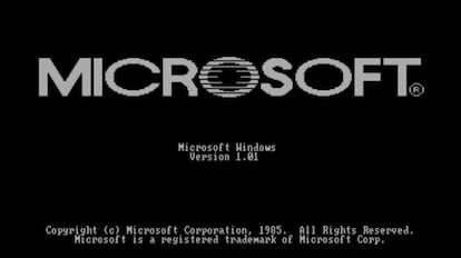 WINDOWS 1. Los orígenes.  En 1983 se anuncia Windows, pero llevará aún dos años desarrollarlo. Interface Manager es su nombre en clave y el que en un principio piensa dejarse como definitivo; sin embargo, finalmente prevalece Windows, ya que describe mejor los cuadros y las famosas "ventanas".  El 20 de noviembre de 1985 nace Windows 1.0. Ya no es necesario escribir comandos, como en MS-DOS, sino que basta desplazarse por las ventanas con el ratón.