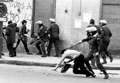 Miembros de la Polica Nacional cargan contra unos jvenes, en Madrid en 1979, durante las protestas tras la muerte de dos estudiantes.