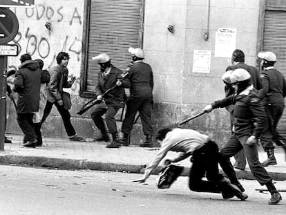 Miembros de la Policía Nacional cargan contra unos jóvenes, en Madrid en 1979, durante las protestas tras la muerte de dos estudiantes.